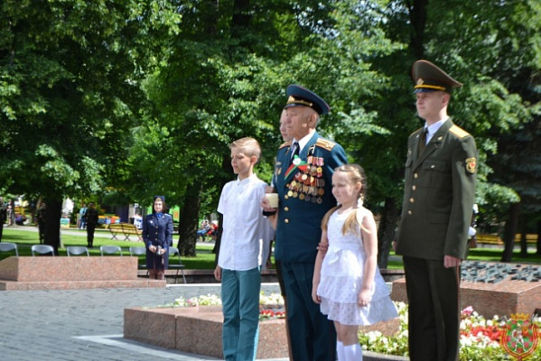 Головы в скорби склонив