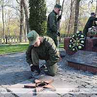 Военнослужащие 74-го отдельного полка связи наводят порядок на закреплённых за частью братских могилах