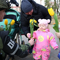 Накануне Дня женщин военнослужащие создают атмосферу праздника