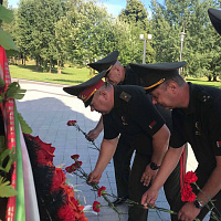 Цветы у мемориала 