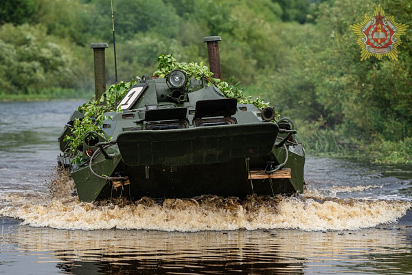 Курсанты Военной академии Республики Беларусь преодолели водную преграду