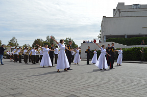 Под звуки не стареющего вальса