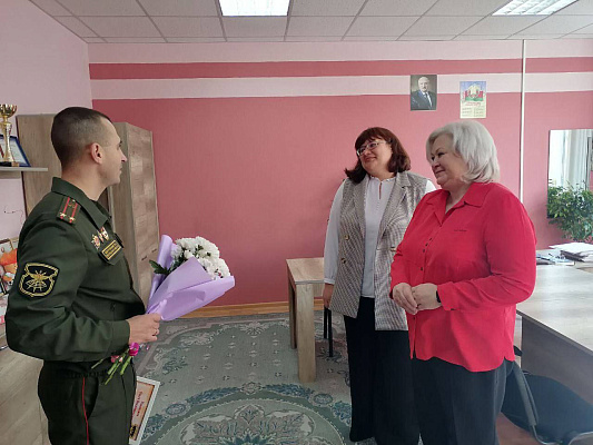 Военные связисты поздравили учителей с наступающим праздником