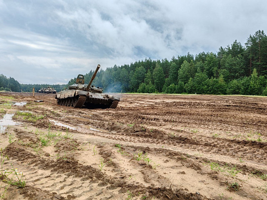 Курсанты отработали нормативы вождения боевых машин в составе колонны