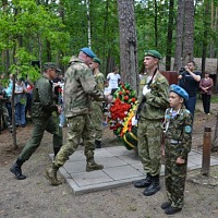 В урочище Красино реконструировали партизанскую стоянку