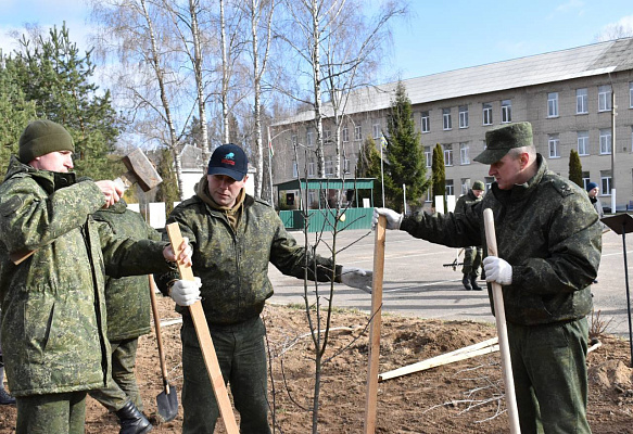 В разных уголках Беларуси военнослужащие приводят в порядок территории