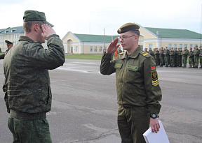 Продолжаются церемонии увольнения военнослужащих в запас 