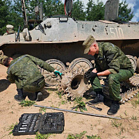 Курсантов экзаменует полигон