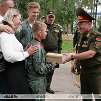 Знакомство с авиационной техникой и часы от Министра обороны: Ярослав Горелик побывал в 50 саб