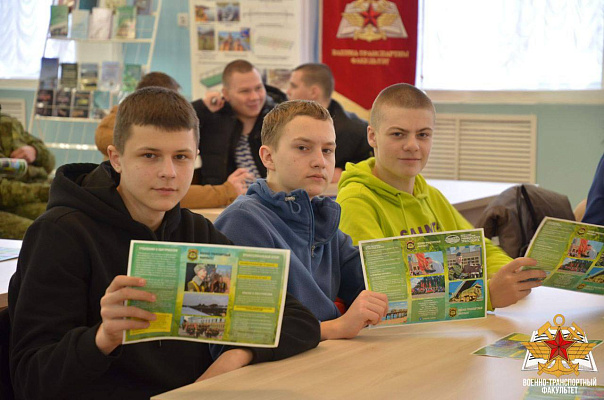 На военных факультетах в гражданских вузах прошли дни открытых дверей