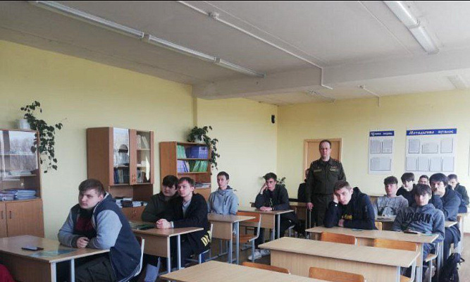 Школьникам — об армии