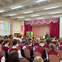 Выставка вооружения, средств поиска и экипировки для учащихся