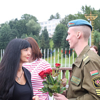 Десантники дарят девушкам цветы... и хорошее настроение