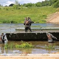 Военнослужащие 188 ибр навели понтонный мост через реку Днепр
