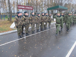 Гвардейцы несут марку 