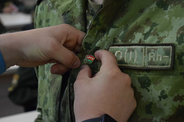 Курсантам военно-транспортного факультета в БелГУТ вручили молодёжные билеты БРСМ