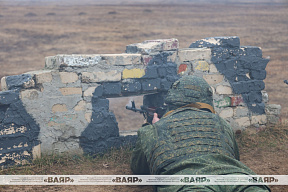 Военнообязанные, призванные из запаса на военные сборы, оттачивают военное мастерство на полигоне