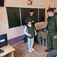 Военнослужащие в гостях у школьников