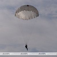 Военнослужащие 5 обр СпН совершили прыжки с парашютом