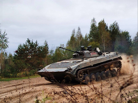 Занятия по вождению боевых машин с военнослужащими 120 омбр