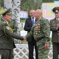 Командир 927-го центра подготовки и применения БАК попрощался с Боевым Знаменем