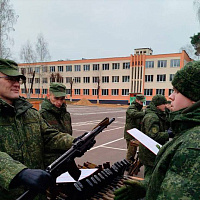 Торжественные ритуалы вручения оружия личному составу