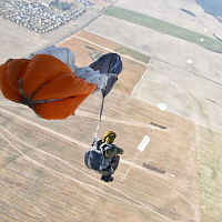 Военнослужащие 38 одшбр совершили прыжки с парашютом