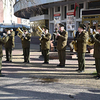 Брестские десантники поздравили горожанок с Днем женщин