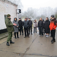 Школьникам — об армии