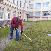 Фотофакт. Военнослужащие Департамента транспортного обеспечения принимают участие в республиканском субботнике