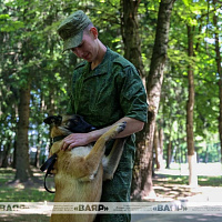 Военнослужащие кинологического центра Вооружённых сил со своими воспитанниками