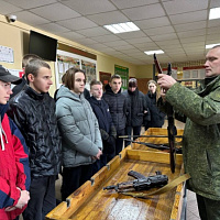 Школьникам — об армии