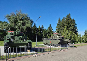 Военная ретротехника прибыла в Брестскую крепость-герой