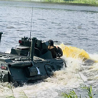 Военнослужащие 6 омбр преодолели водную преграду