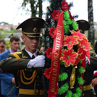 Церемония возложения венков и цветов к братским могилам в Гомеле