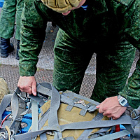 Подготовка военнослужащих 5-й отдельной бригады специального назначения к совершению прыжков с парашютом