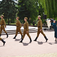 Головы в скорби склонив