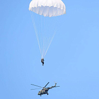 Военнослужащие в/ч 89417 отработали десантирование из вертолета Ми-8 на воду