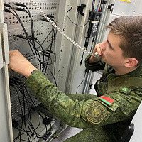 Практические занятия на технике связи с курсантами Военной академии