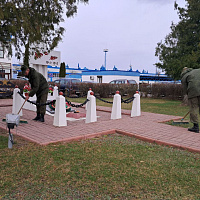 В разных уголках Беларуси военнослужащие приводят в порядок территории