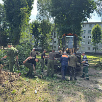 Военнослужащие помогают в устранении последствий непогоды в Могилёве
