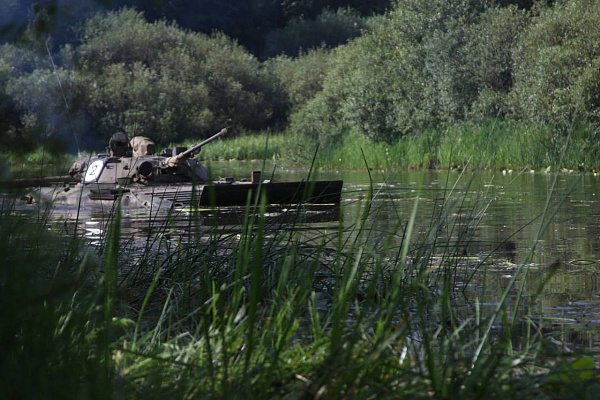 Занятие с курсантами Военной академии по вождению боевых машин с преодолением водной преграды