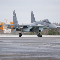 Многоцелевые истребители СУ-35С ВКС России прибыли в Беларусь (видео)