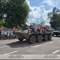 В Витебске в эти минуты широко празднуют День десантников и сил специальных операций