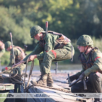 Военнослужащие 557-й инженерной бригады отработали эпизод по наведению паромной переправы через Неман