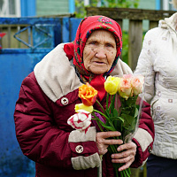 Военнослужащие 36 дмбр поздравили ветерана и узников фашистских концлагерей с наступающим Днём Победы