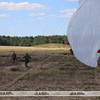 Военнослужащие ССО совершили прыжки с парашютом на полигоне Брестский