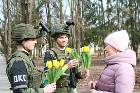 Белорусские военнослужащие поздравляют с наступающим Днём женщин