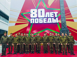 Военнослужащие 15 зрбр посетили выставку, посвященную 80-летию Победы