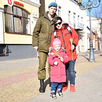 Брестские десантники поздравили горожанок с Днем женщин